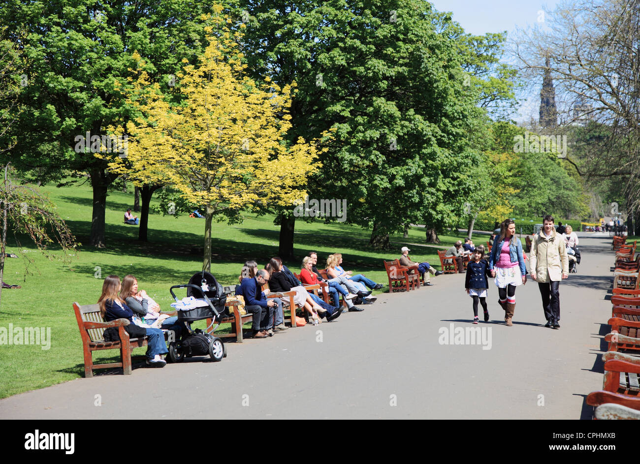 Menschen gehen und sitzen in Princes Street Gardens Edinburgh Schottland UK Stockfoto