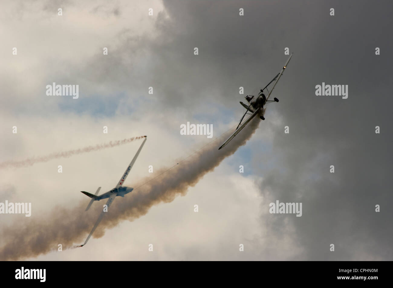 Rauchen Schlepper Flugzeug Kunstflug-Segelflugzeug schleppen Stockfoto