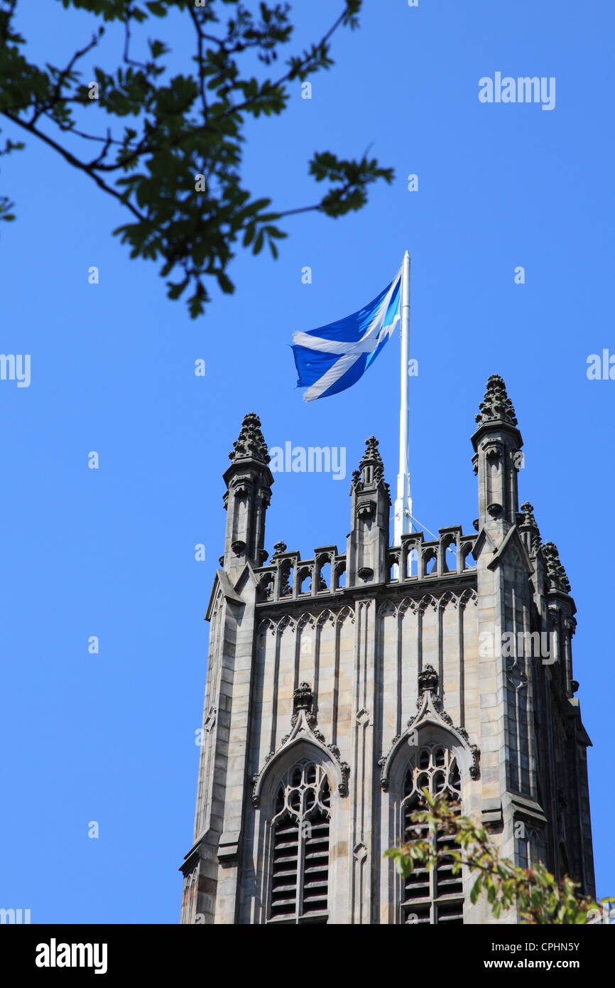 Die schottische Flagge oberhalb St. Johann Kirche auf Princes Street, Edinburgh Schottland UK Stockfoto