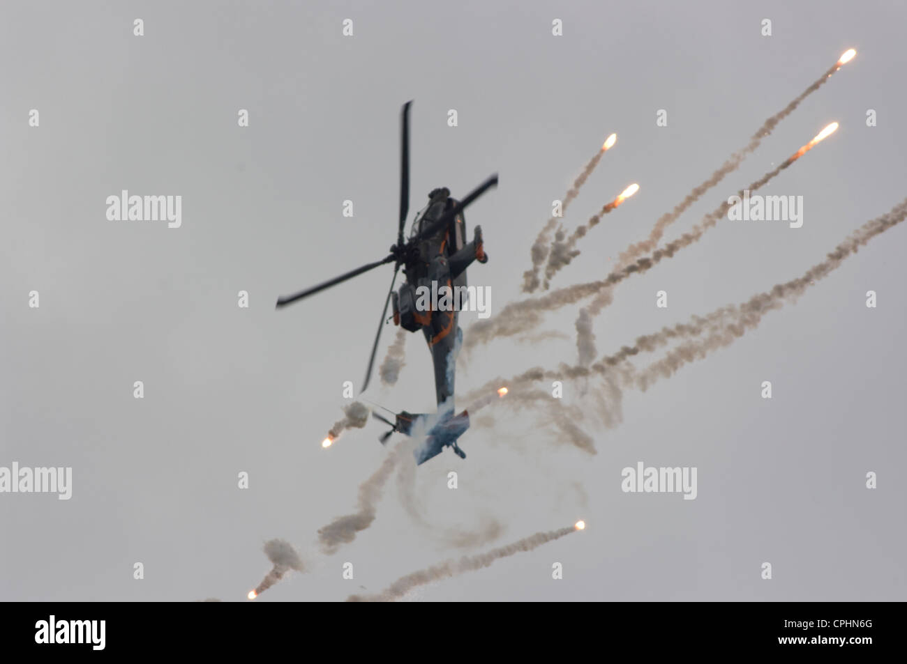 Ein königliche Niederlande Air Force Apache-Hubschrauber erscheint einige Fackeln ein defensive Manöver anzeigen Stockfoto