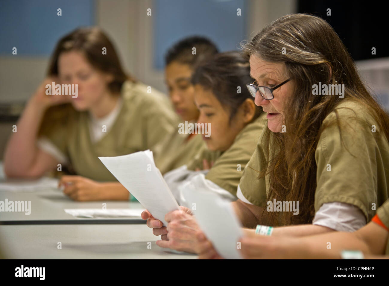 Uniformierte Frauen Gefängnis Insassen teilnehmen an einem Medikament Behandlung Seminar in Santa Ana, CA. Hinweis verschiedener Altersgruppen und Rennen Stockfoto