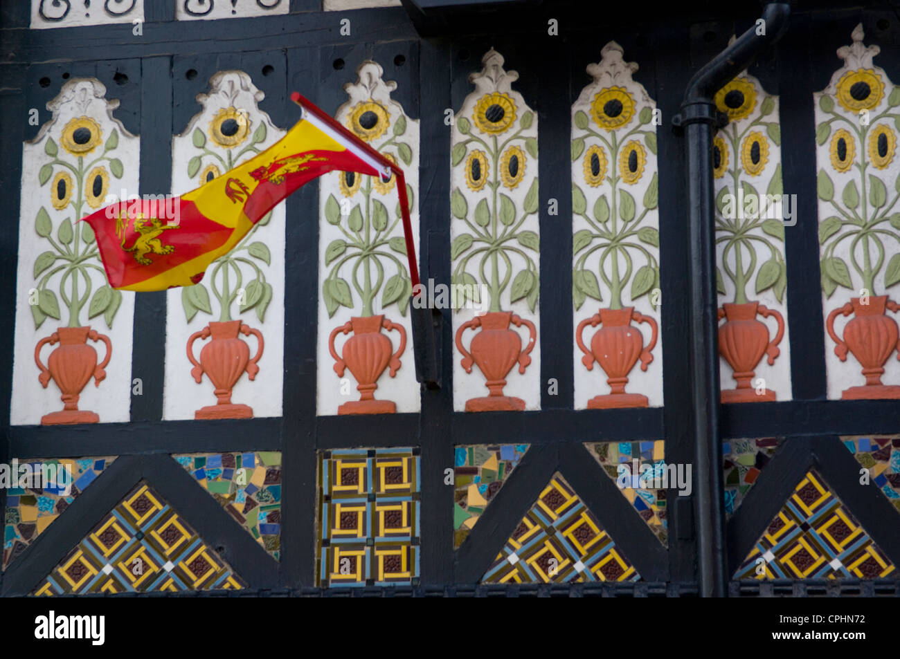 Bunte schwarz-weiß Gebäude, eine rote und gelbe Flagge! Stockfoto