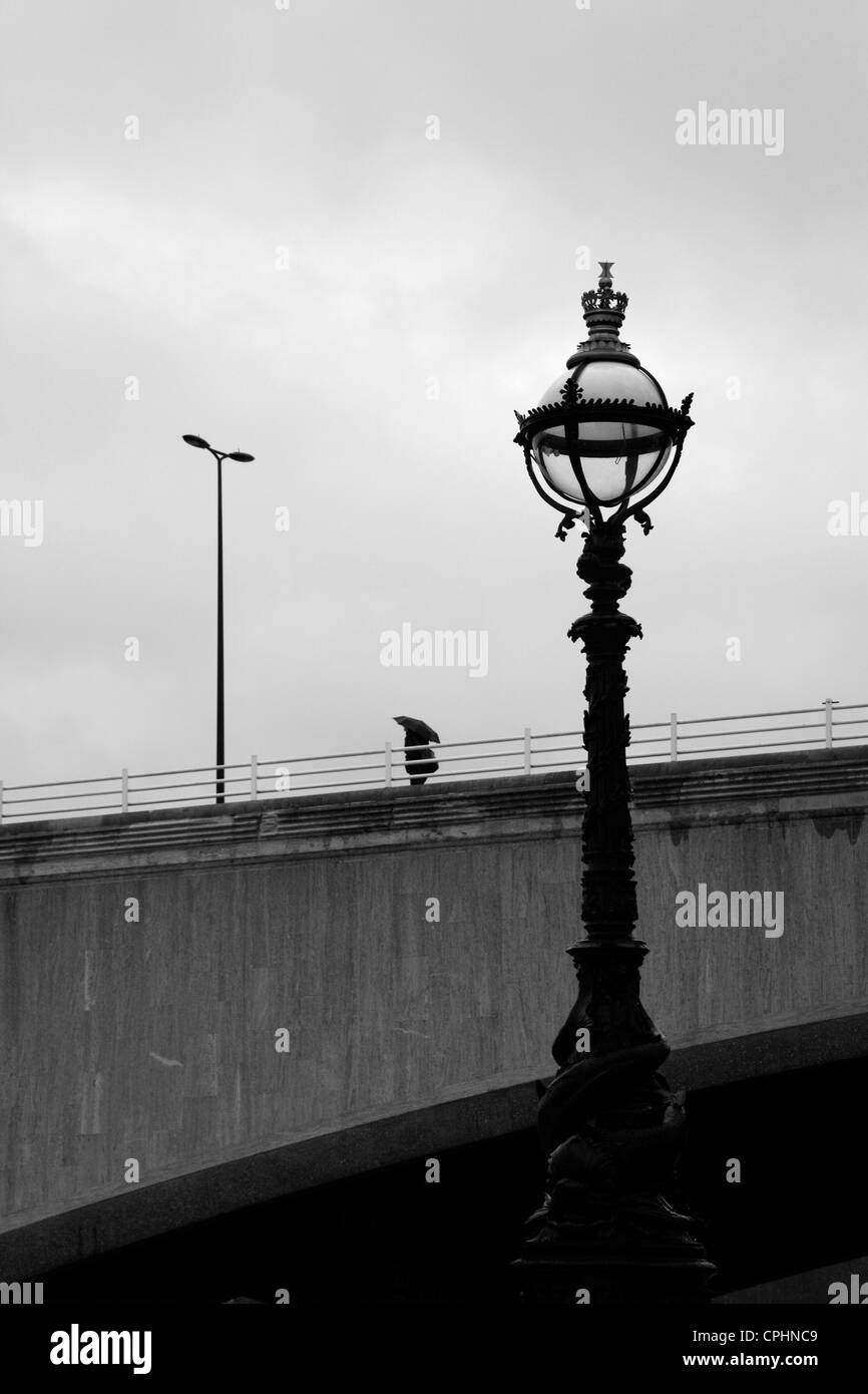 Zeigen Sie bis zu einem regnerischen Waterloo Bridge von der Königin Spaziergang am Südufer, London, UK an Stockfoto