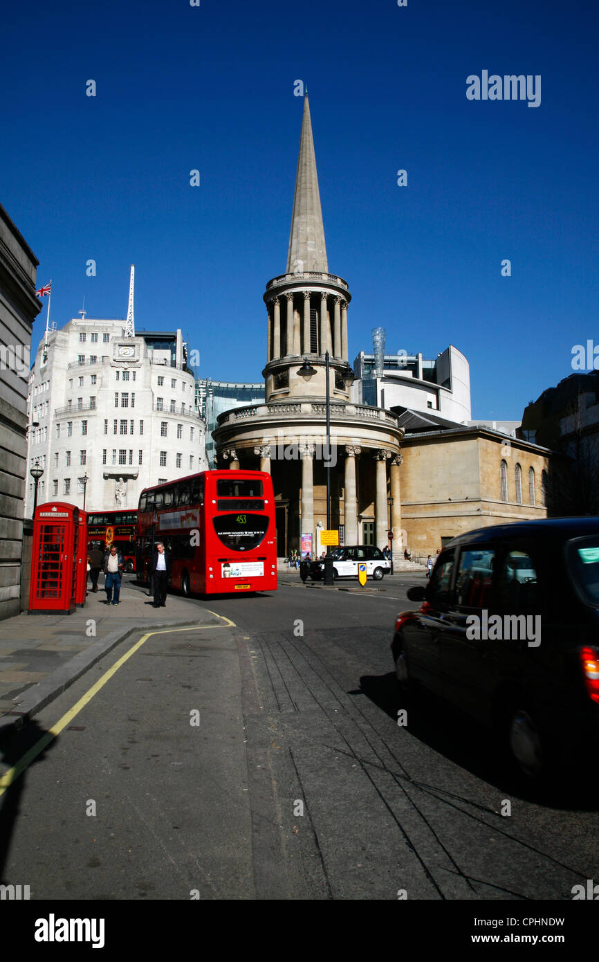 Schwarzes Taxi und Bus vorbeifahren All Souls Church und Broadcasting House, Marylebone, London, UK Stockfoto