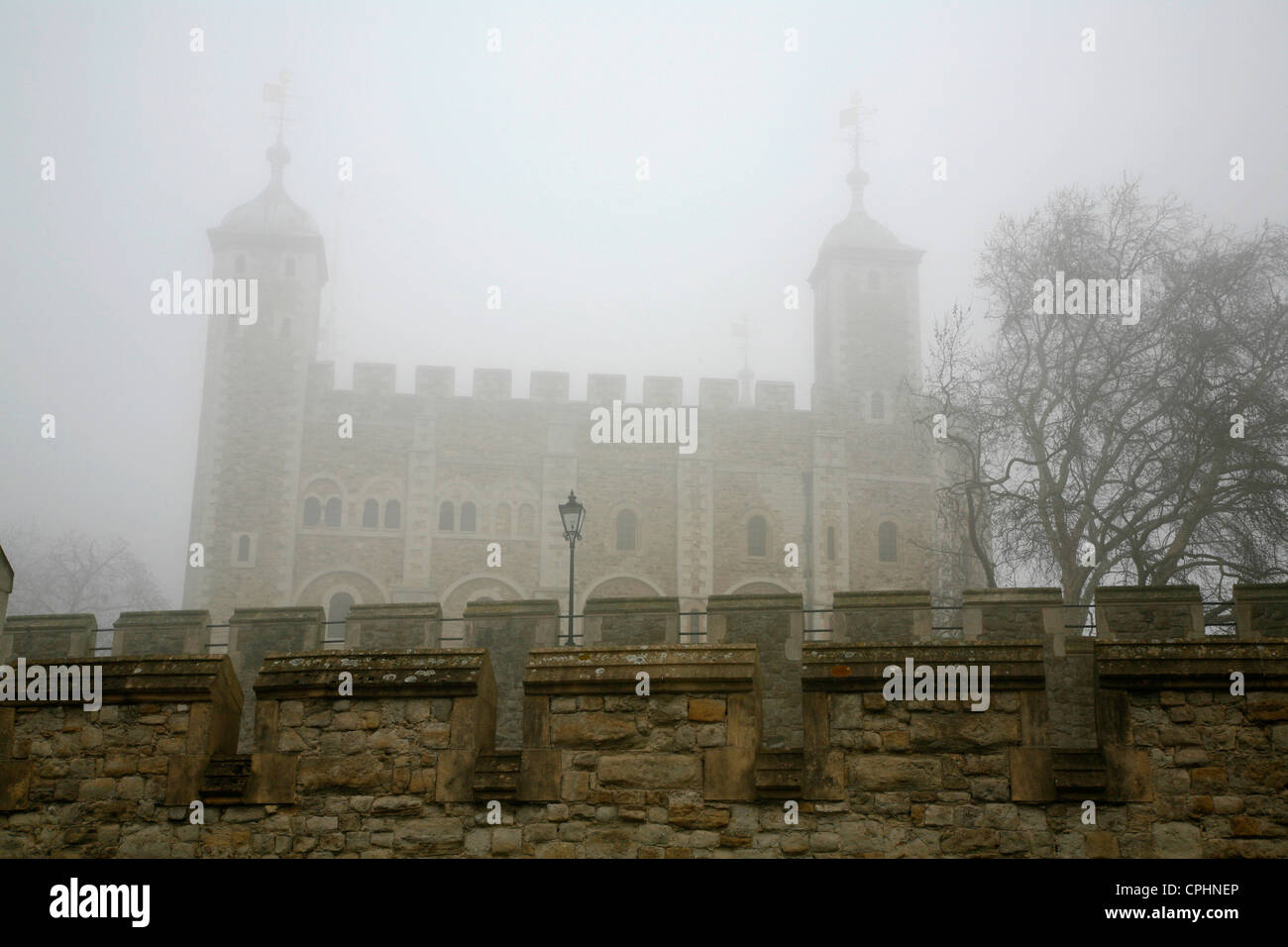Nebel-eingehüllte weißen Turm auf den Tower of London, City of London, UK Stockfoto