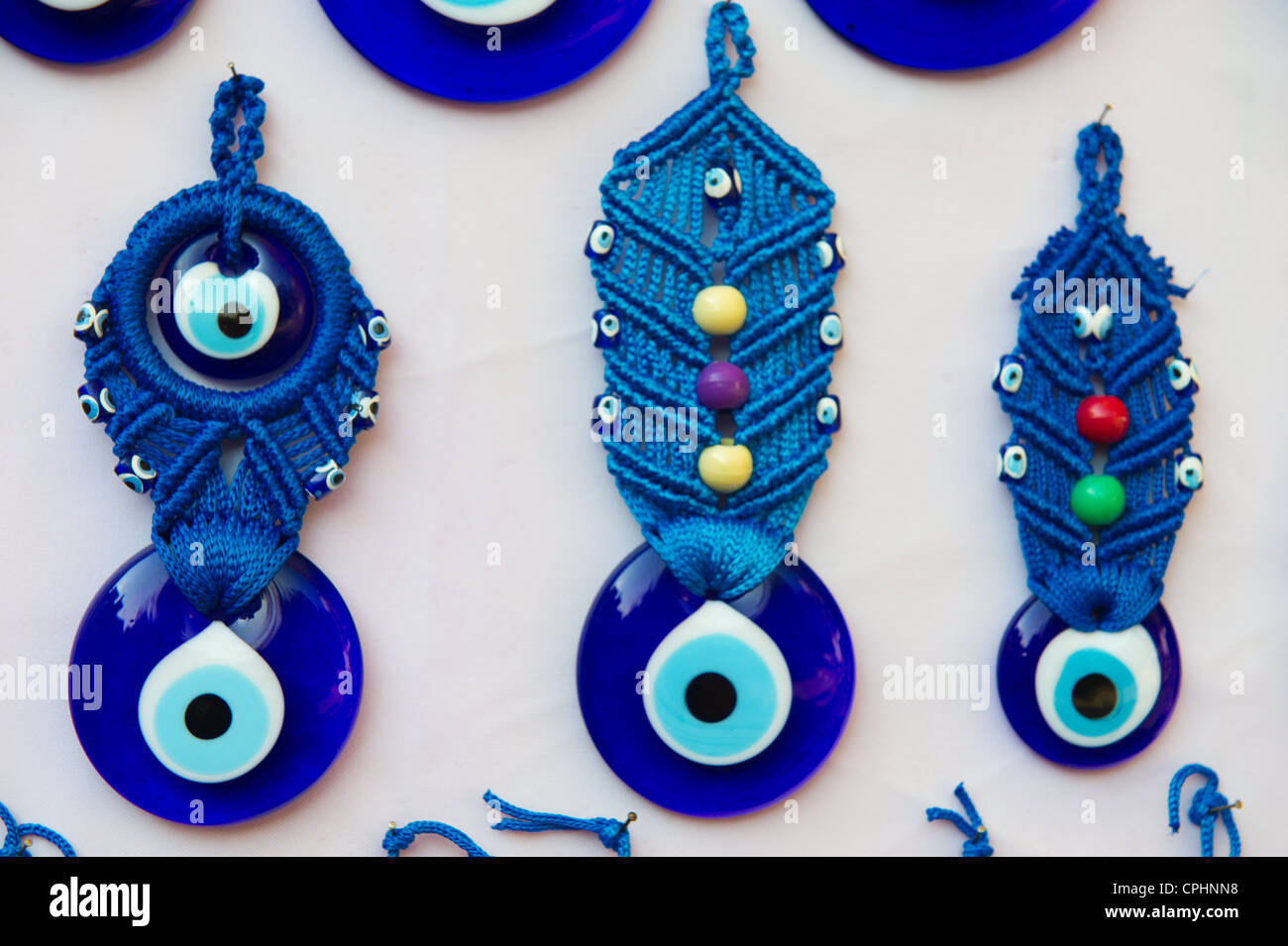 Blaue türkische bösen Blick mit Handwerk hängen an der Wand Stockfoto