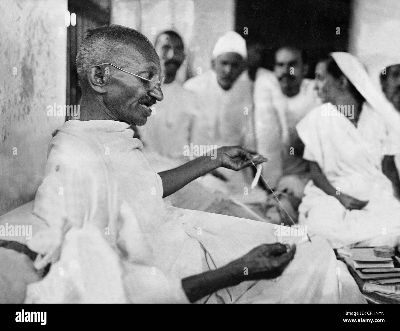 Mahatma Gandhi mit Weber während das Salz März 1930 (s/w Foto) Stockfoto