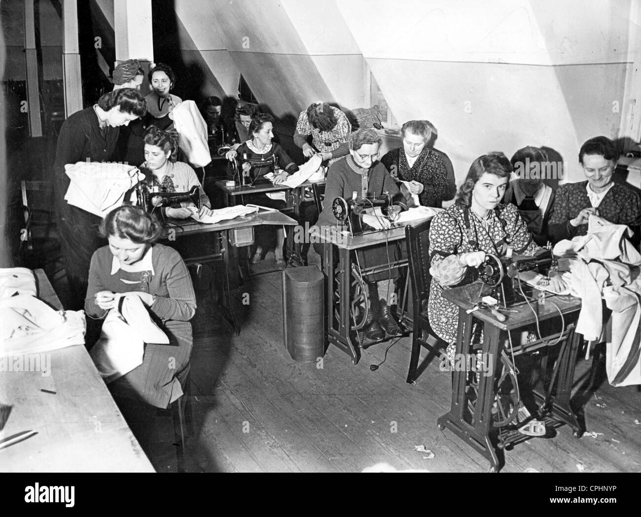 Frauen helfen in der Kriegbemühung, 1942 Stockfoto