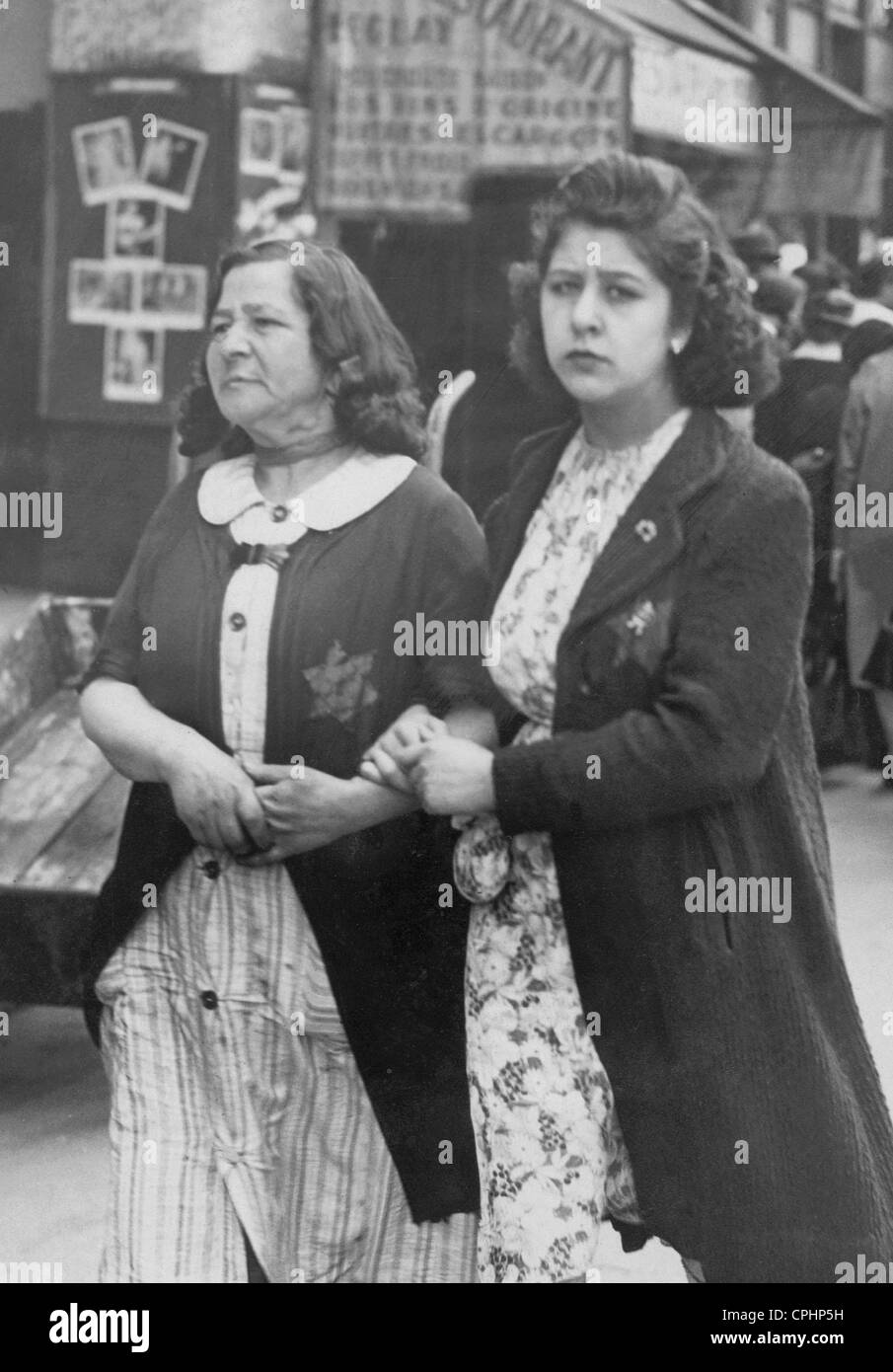 Zwei französische jüdische Frauen tragen den Davidstern, Paris, Juni 1942 (s/w Foto) Stockfoto