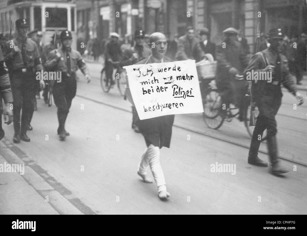 Jüdischen Rechtsanwalt Michael Siegel Regie barfuß durch die Straßen der Stadt unter SS-Bewachung, mit seiner Hose Schnitt und eine Stockfoto