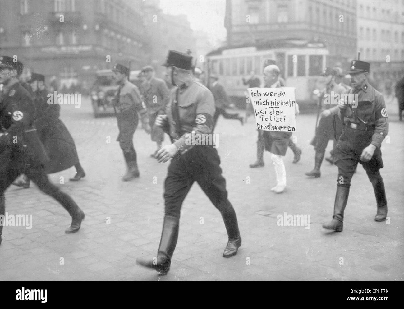 Jüdischen Rechtsanwalt Michael Siegel Regie barfuß durch die Straßen der Stadt unter SS-Bewachung, mit seiner Hose Schnitt und eine Stockfoto