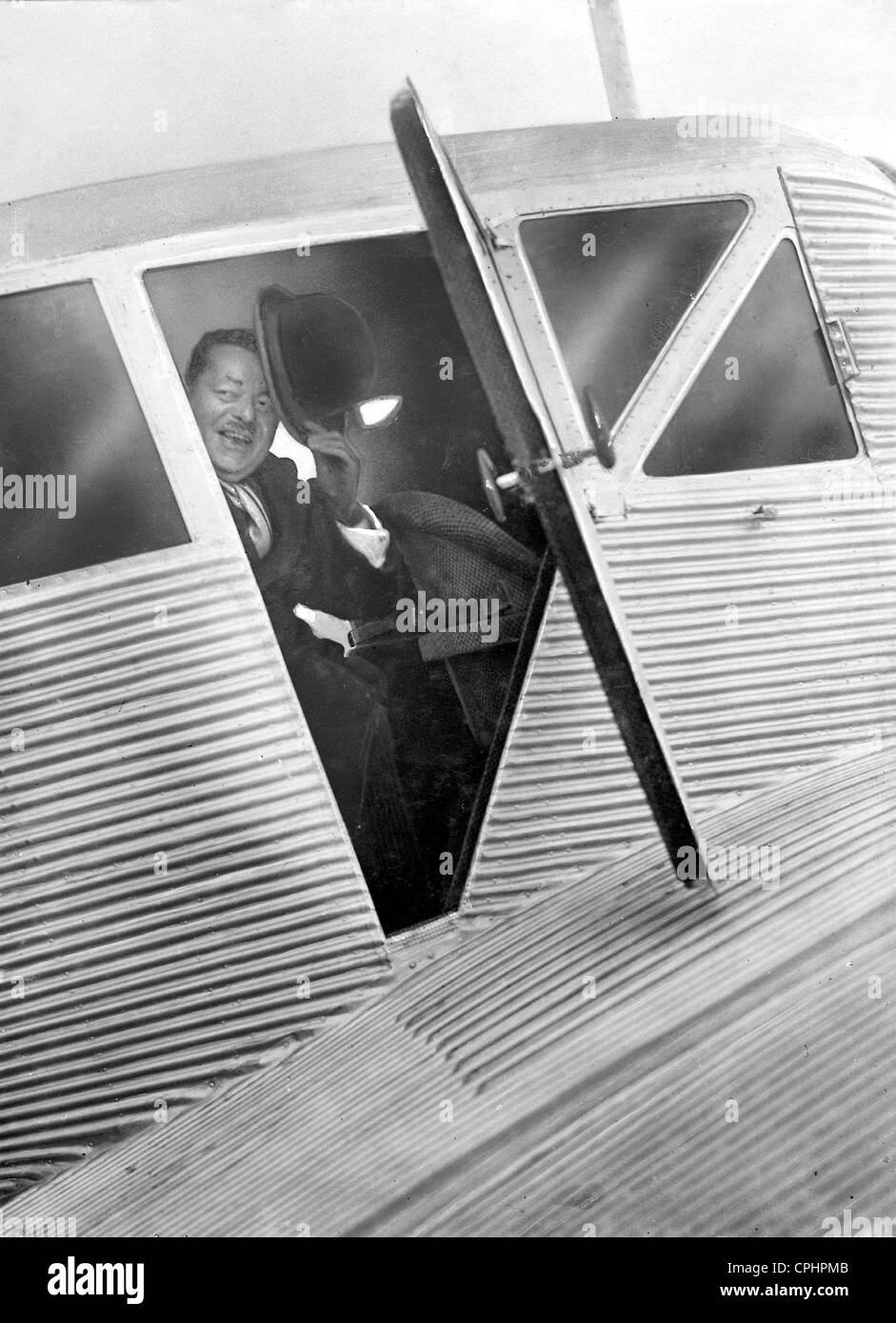 Präsident Friedrich Ebert in einem Flugzeug auf dem Weg zur Leipziger Messe, 1923 (s/w Foto) Stockfoto