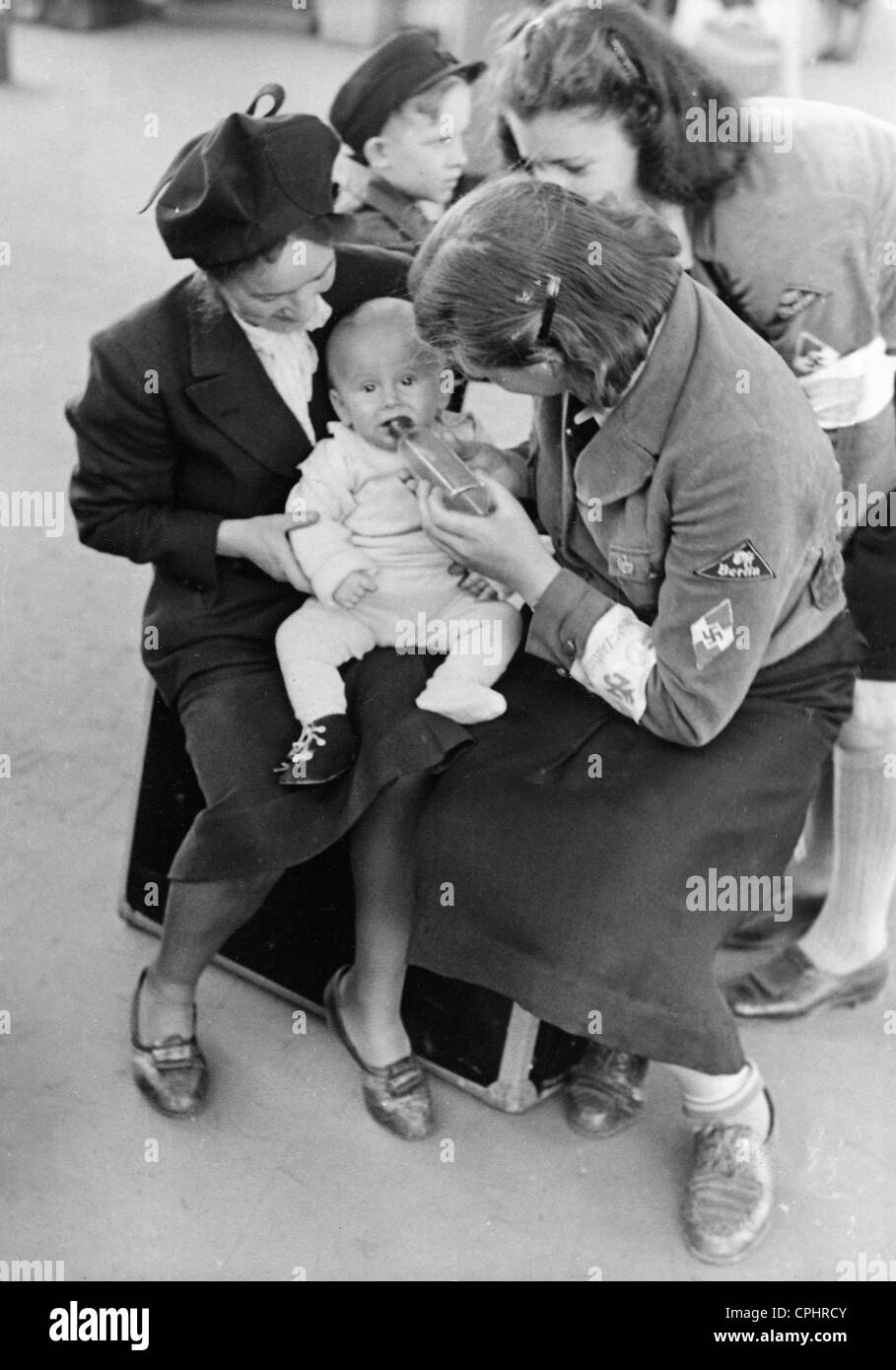 BDM-Mädchen betreuen eine Frau und ihr Kind bei der Kinderlandverschickung 1943 Stockfoto