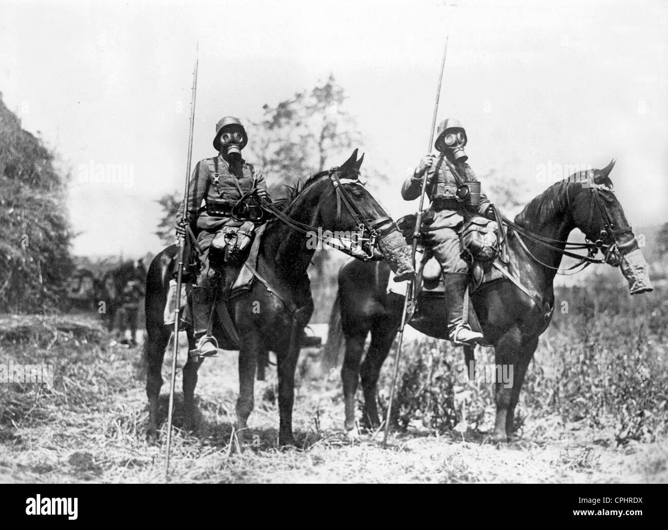 Weltkrieg Kavallerie Patrouille mit Gasmasken Stockfoto