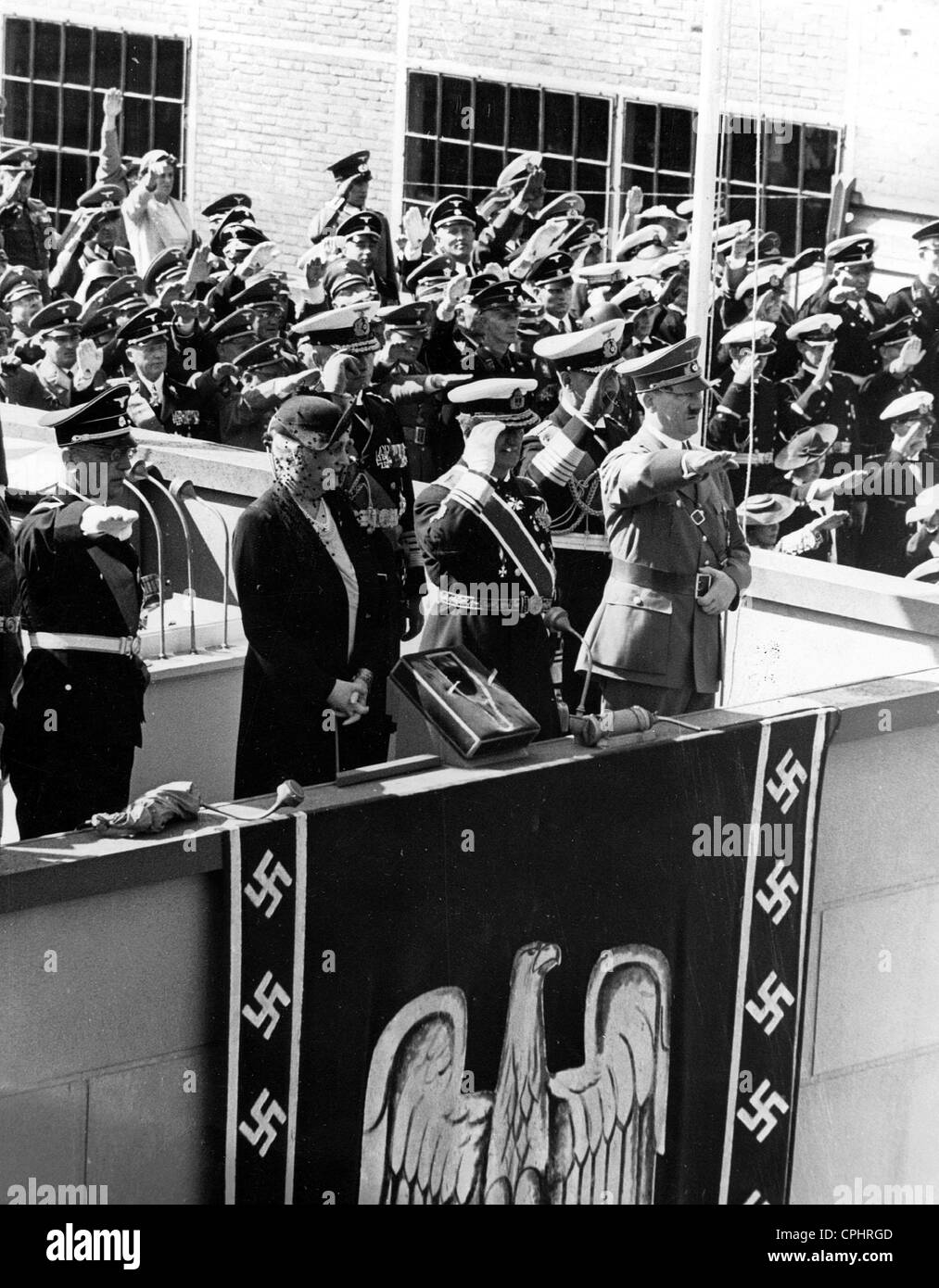 Blick auf Adolf Hitler und Nazi-Marine Führer bei der Vorstellung von dem deutschen schweren Kreuzer "Prinz Eugen", 1938 (s/w Foto) Stockfoto