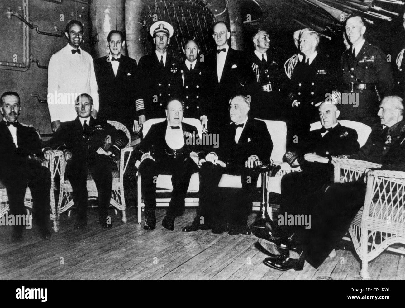 Gruppenbild mit Winston Churchill, Roosevelt und General George C. Marshall an Bord das Schlachtschiff Stockfoto