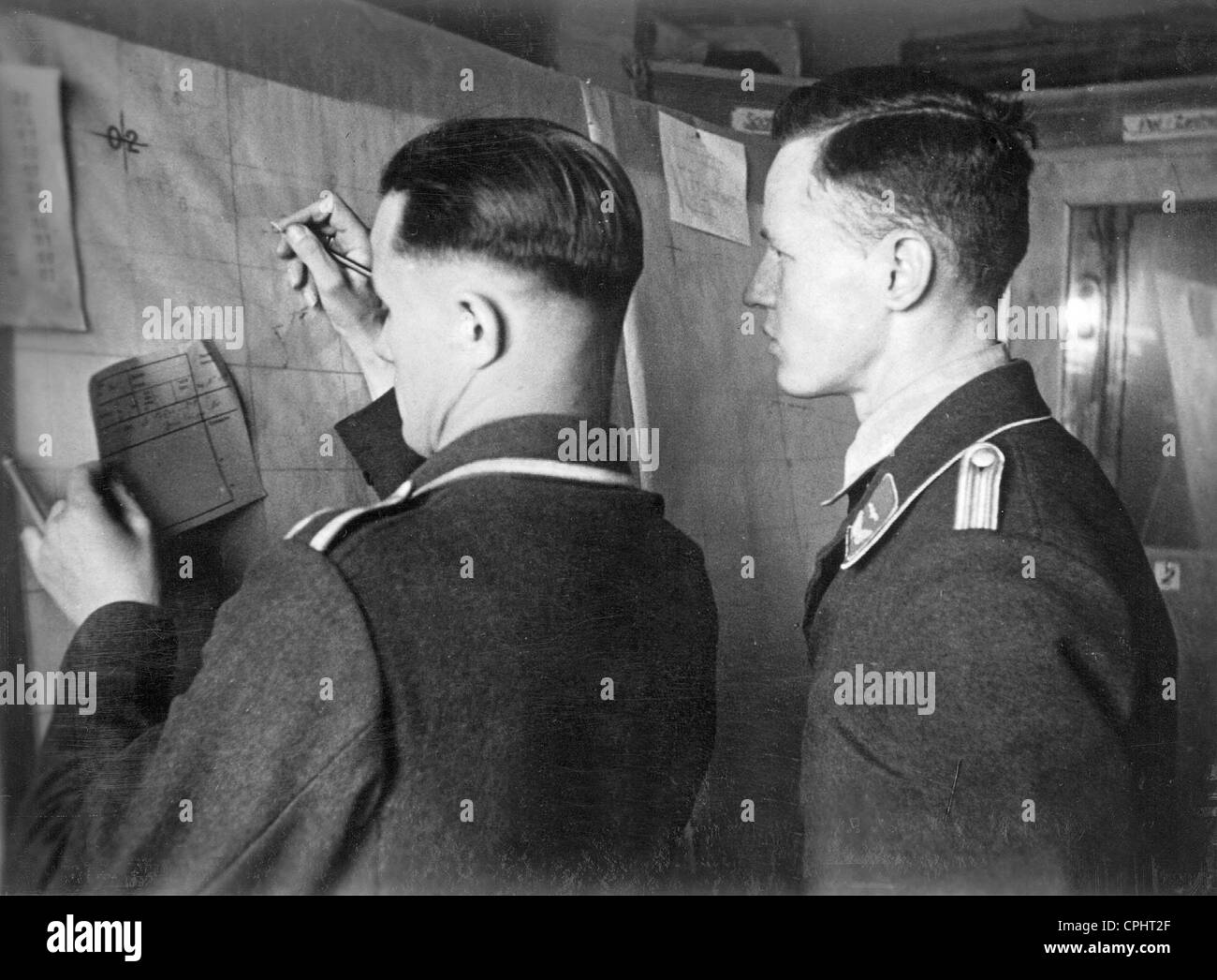 Deutsche Luftwaffe Soldaten in einer Kontrollstelle Kämpfer, 1941 Stockfoto