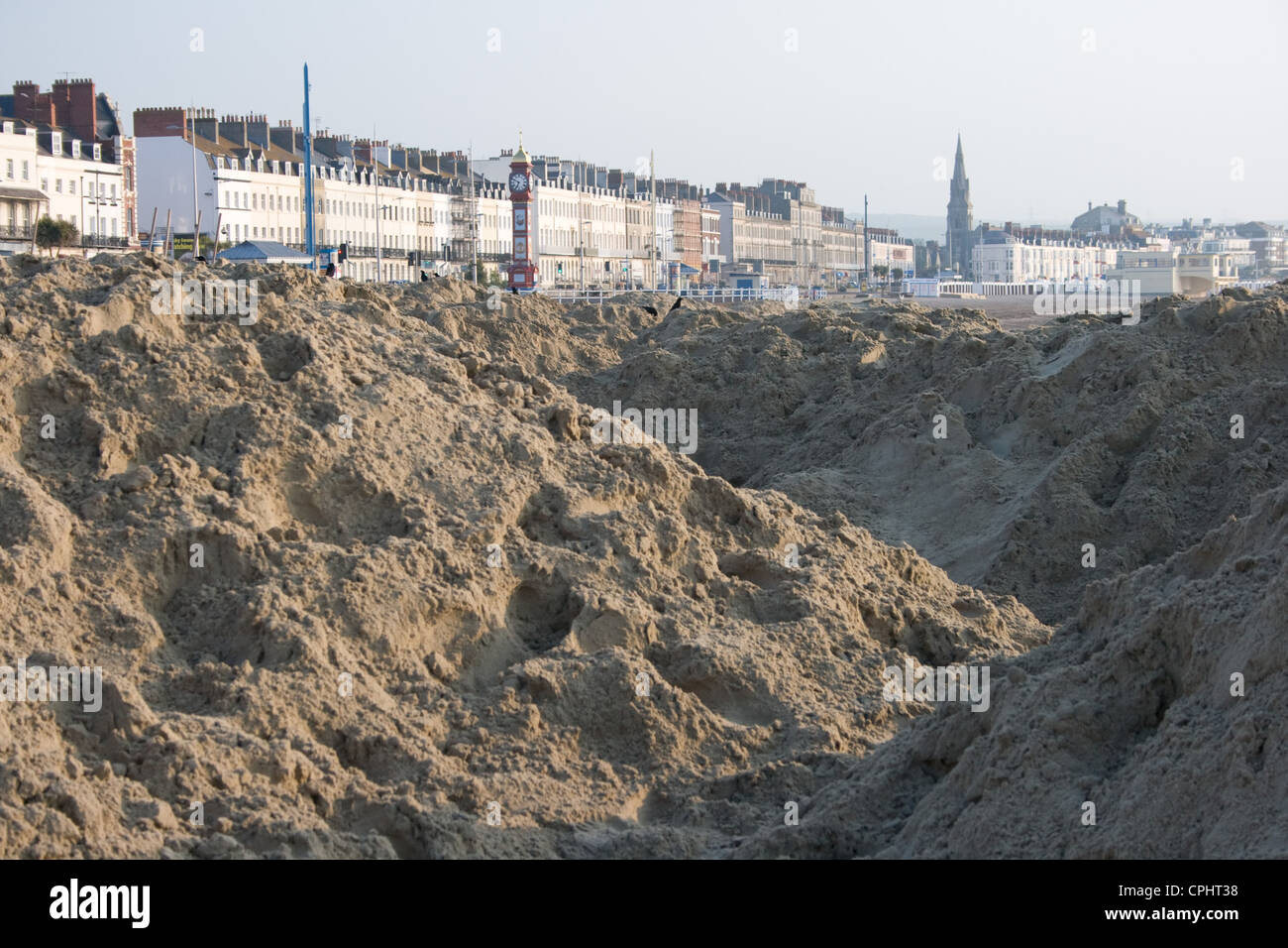 Sand aufgehäuft hoch am Strand von Weymouth, Dorset. Stockfoto