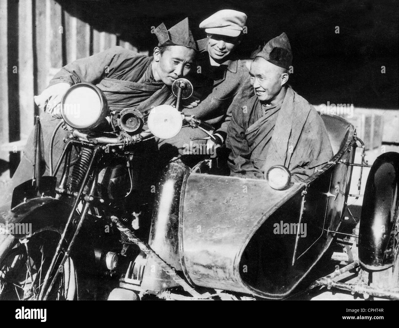 Buddhistische Mönche mit Motorrad mit Beiwagen, 1931 Stockfoto