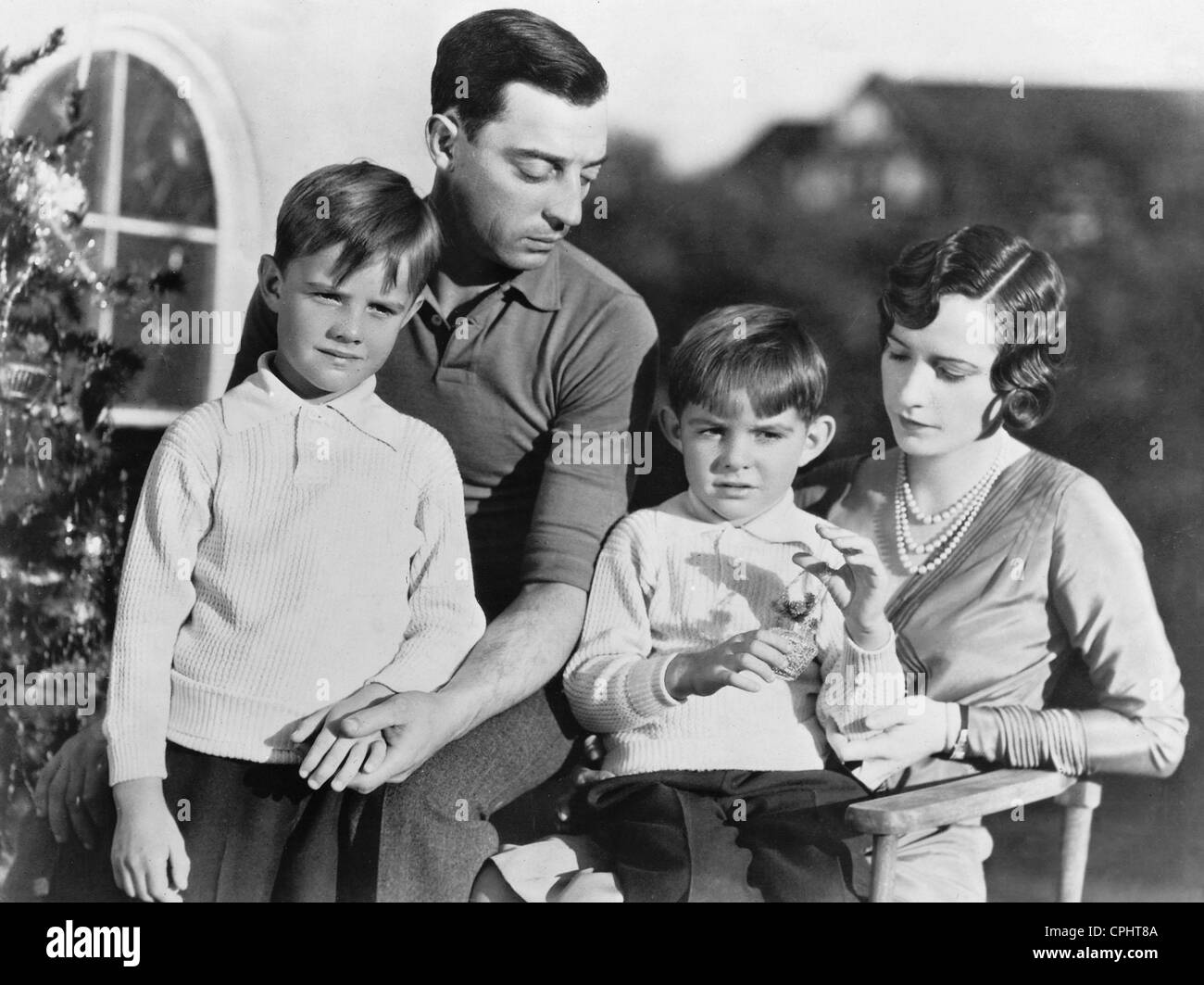 Buster Keaton und seine Frau Natalie Talmadge mit ihren Söhnen, 1932