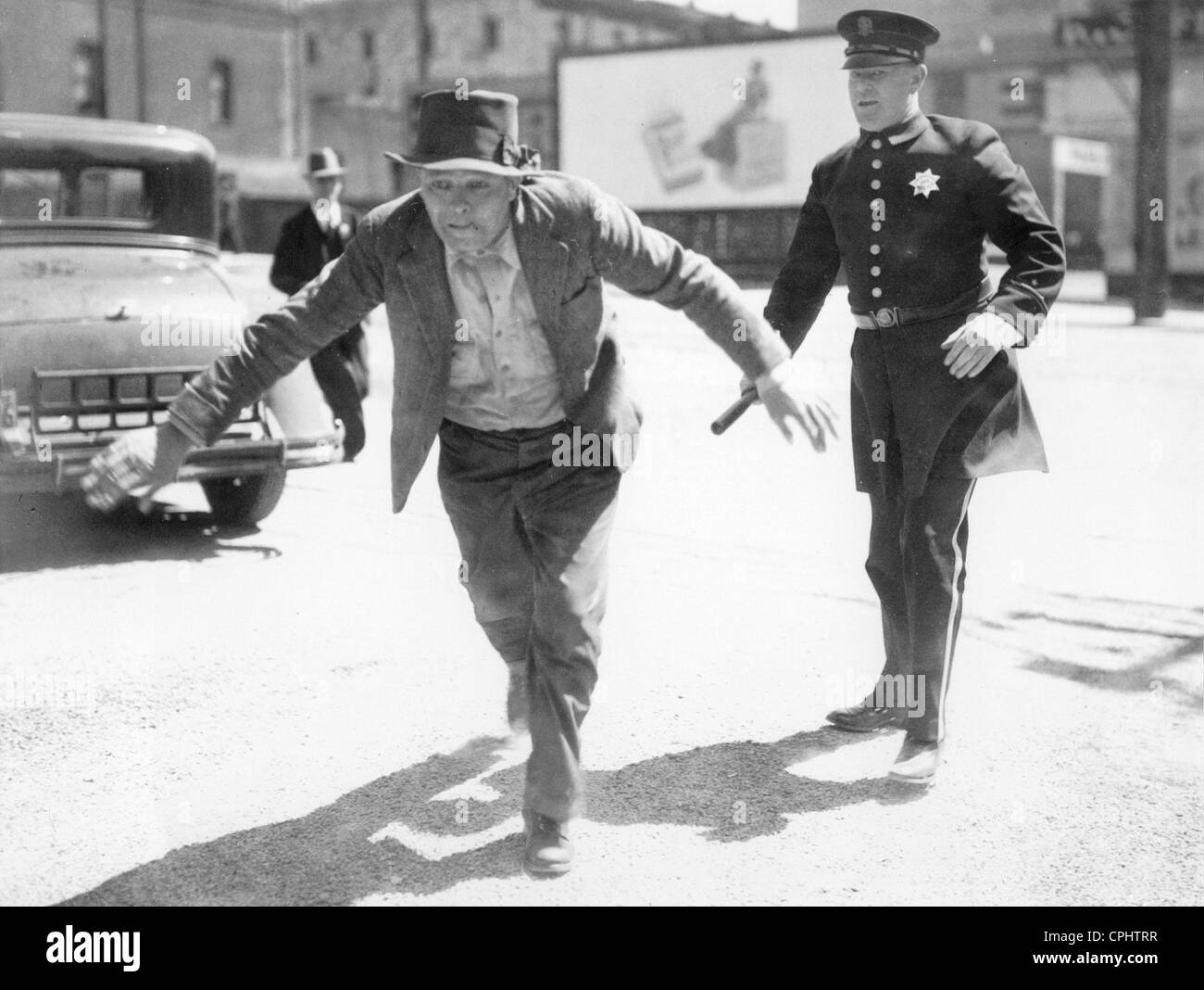 Ein Polizist folgt einem Mann während eines Streiks in San Francisco, 1934 Stockfoto