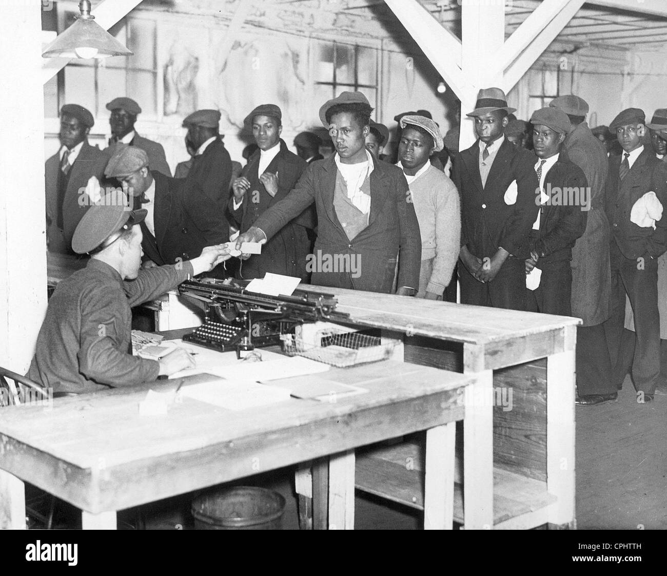 Einstellung von Arbeitslosen afrikanisch-amerikanischen Männern für ein Arbeit-Bildung-Projekt in Lager-Dix, 1933 Stockfoto