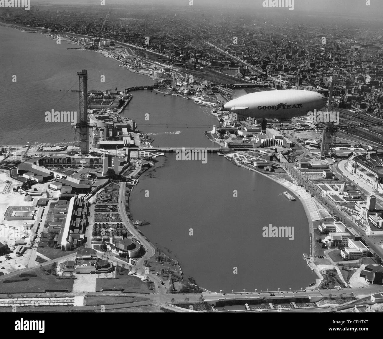 Luftschiff über das Gelände der Weltausstellung in Chicago 1933 Stockfoto