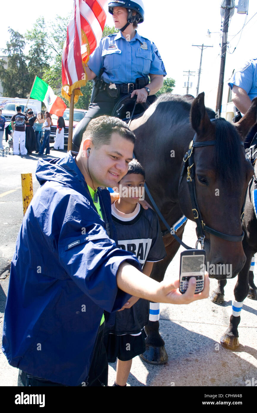 Haben Foto genommen neben Patrouille Polizistin auf Pferd bei Parade montiert. Mexikanische Unabhängigkeitstag Minneapolis Minnesota MN USA Stockfoto