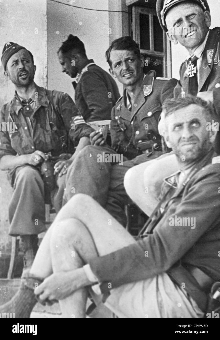 Bruno Braeuer mit Offizieren während des Kampfes auf Kreta 1941 Stockfoto