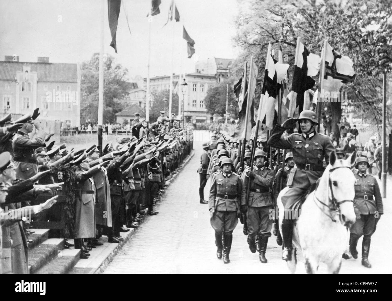Transport von Fahnen des Deutschen Ordens auf der Marienburg, 1940 Stockfoto