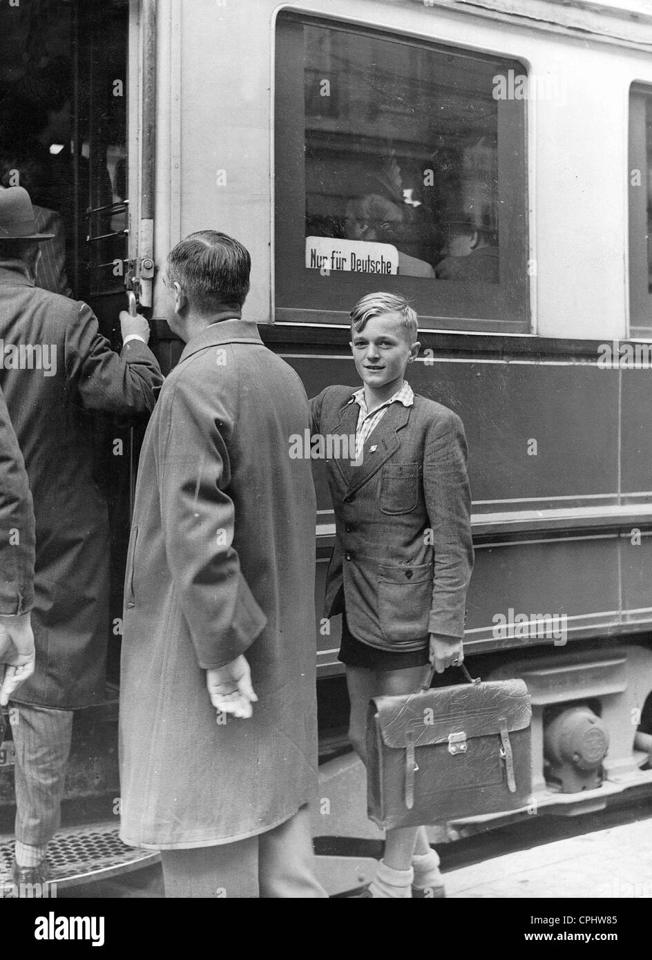 Passagiere auf der Station in Posen, 1941 Stockfoto