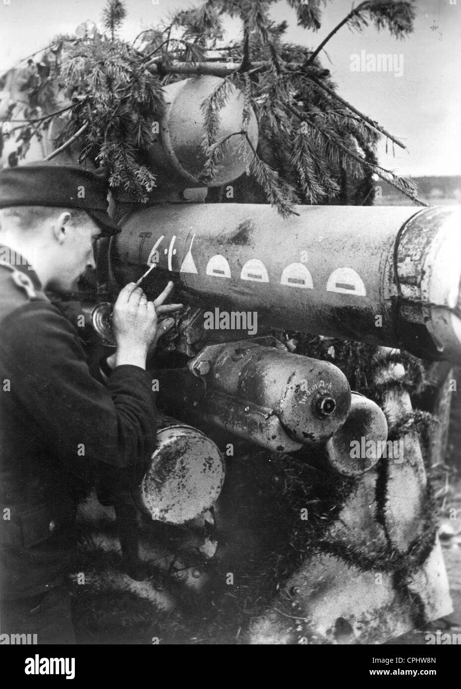 Deutscher Soldat kennzeichnet erfolgreiche Treffer auf ein Flak-Geschütz, 1944 Stockfoto