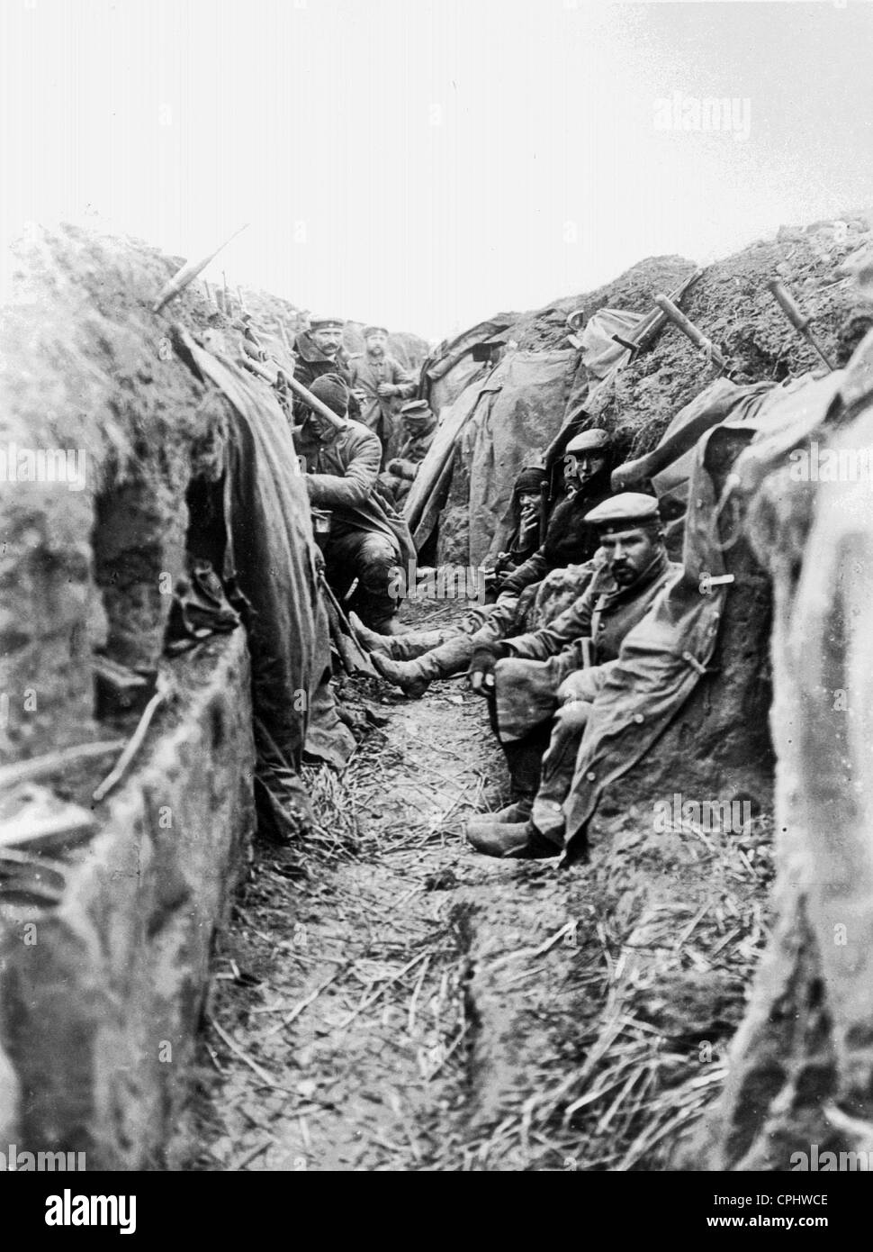 Deutsche Soldaten in einem Graben, 1915 Stockfoto