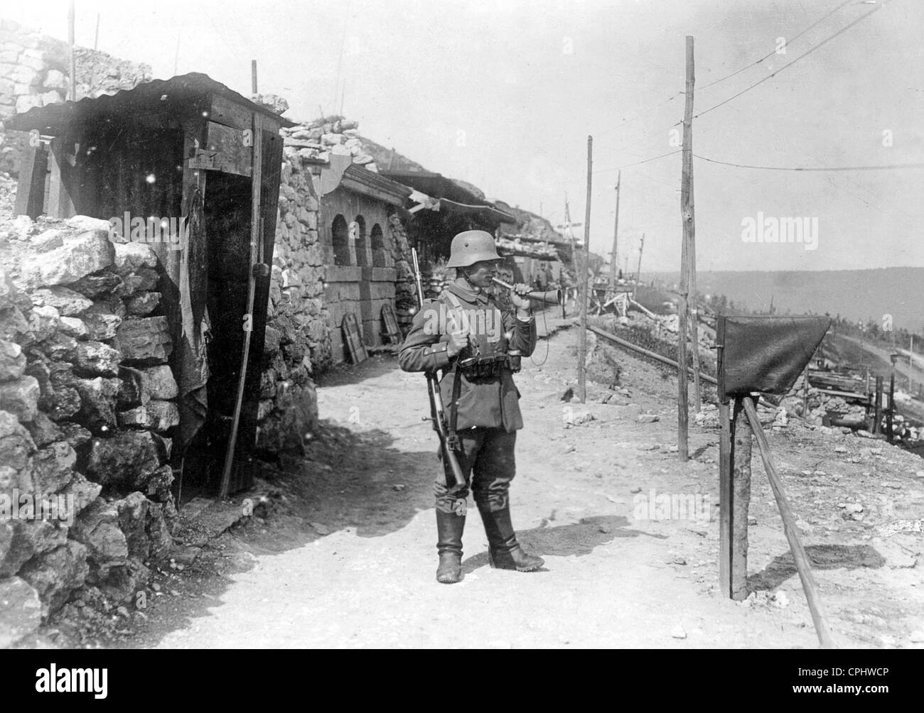 Deutsche Garde gibt ein Signal mit einem Horn, 1917 Stockfoto