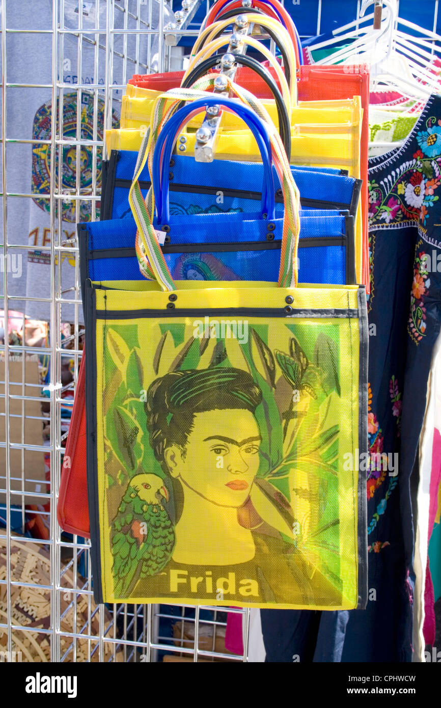 Mexikanische Künstlerin Frida Selbstporträt auf Einkaufstüten zu verkaufen. Mexikanische Unabhängigkeitstag Minneapolis Minnesota MN USA Stockfoto