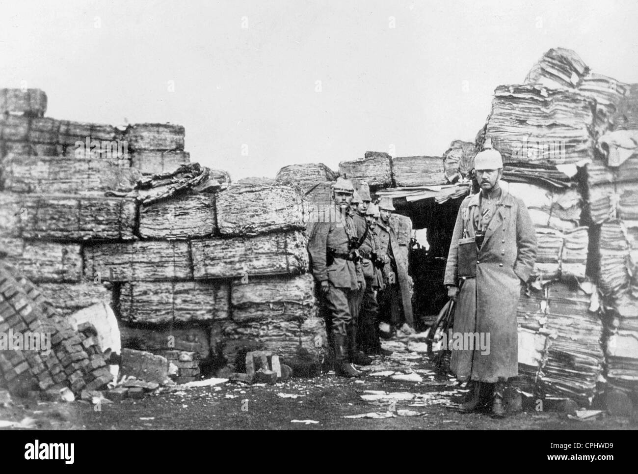 Deutsche Soldaten in der Lage, gebaut aus Papier Ballen, 1915 Stockfoto