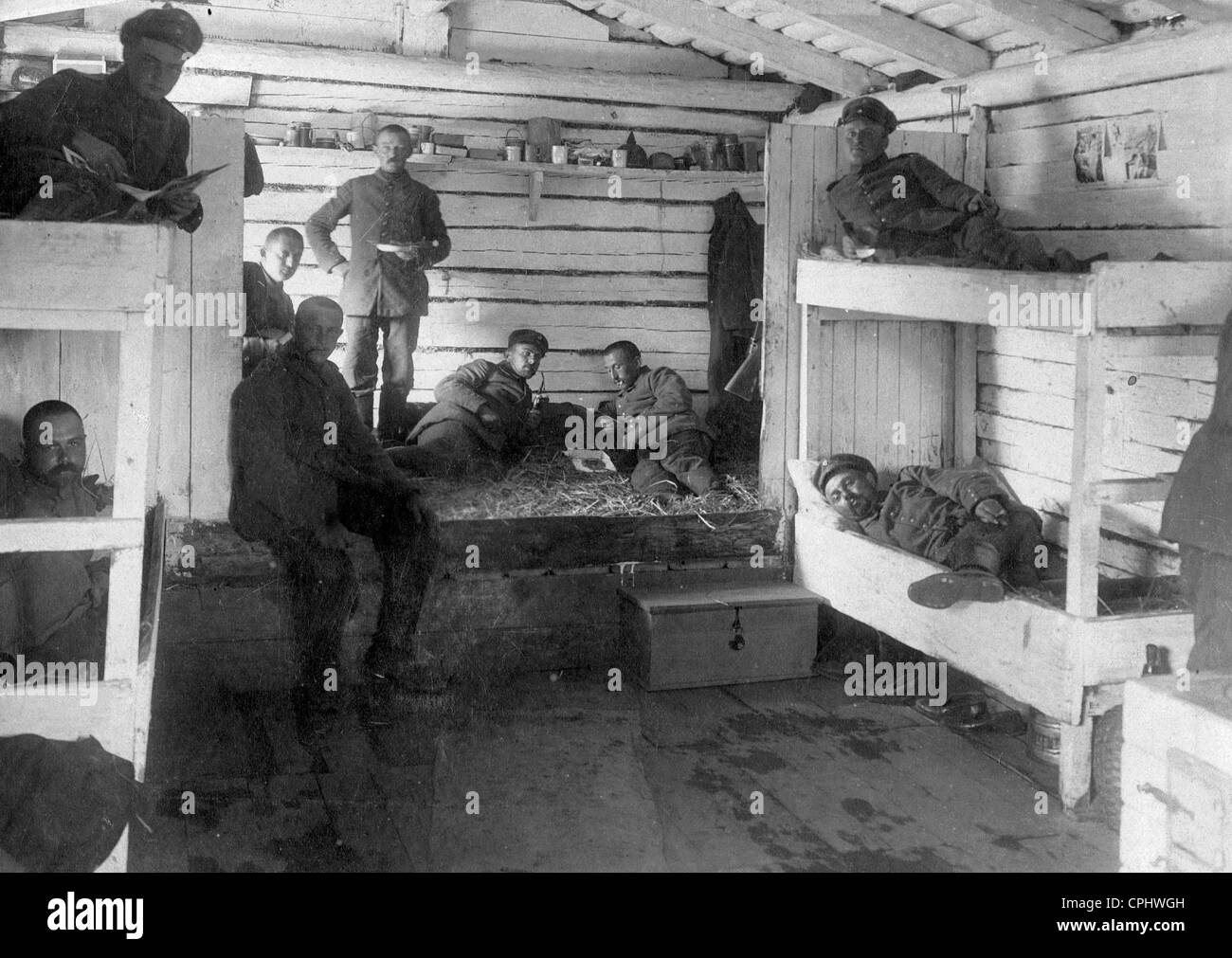 Deutsche Soldaten in einer Baracke an der Westfront, 1915 Stockfoto