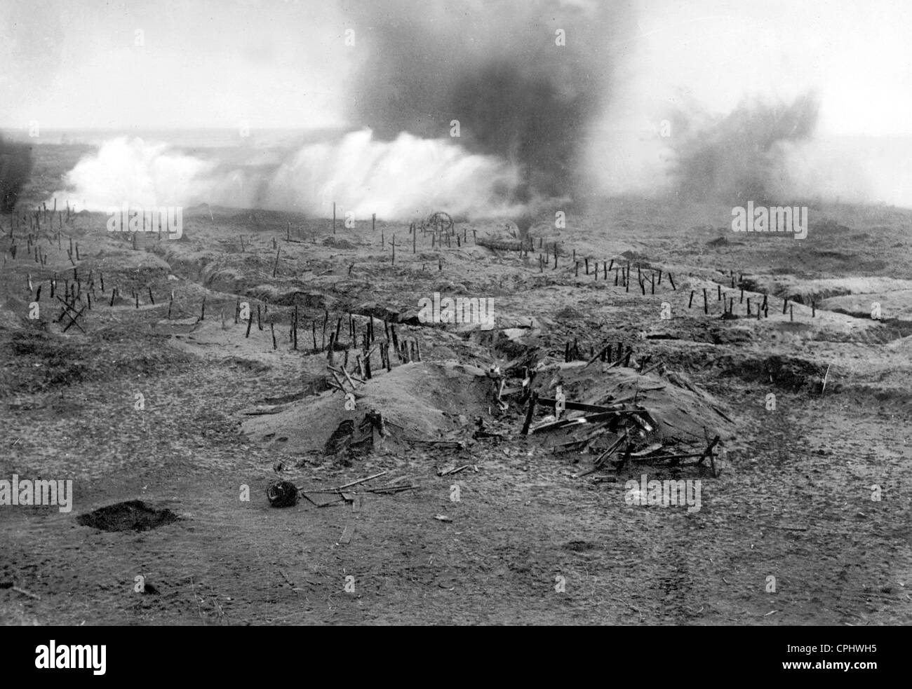 Beschossen werden Schützengräben an der Westfront im ersten Weltkrieg Stockfoto