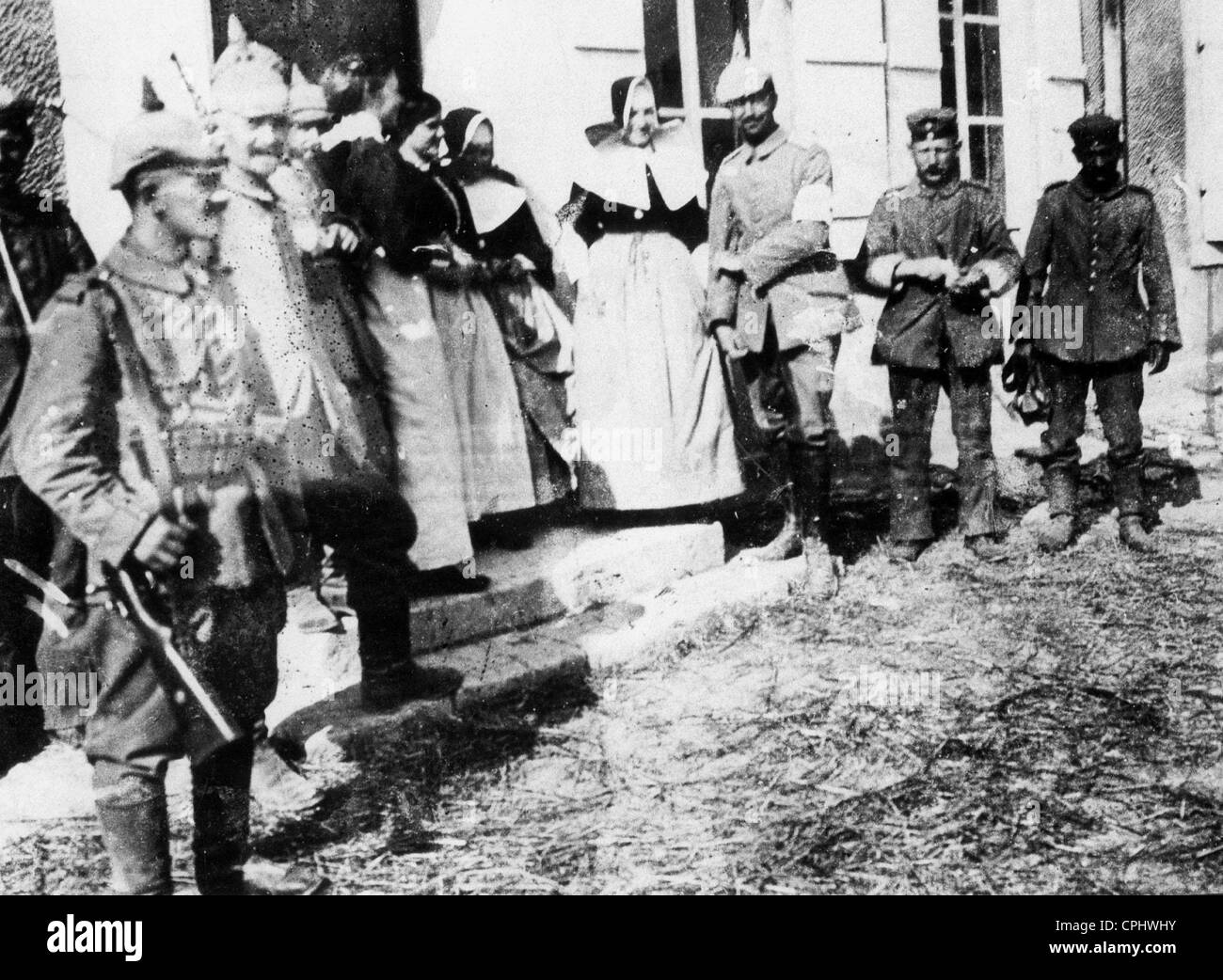Deutsche Soldaten vor einem Feldlazarett, 1914 Stockfoto