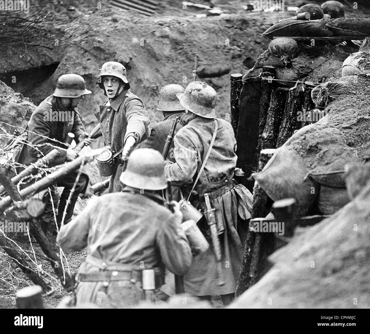 Deutsche Soldaten in einem Graben, 1917 Stockfoto