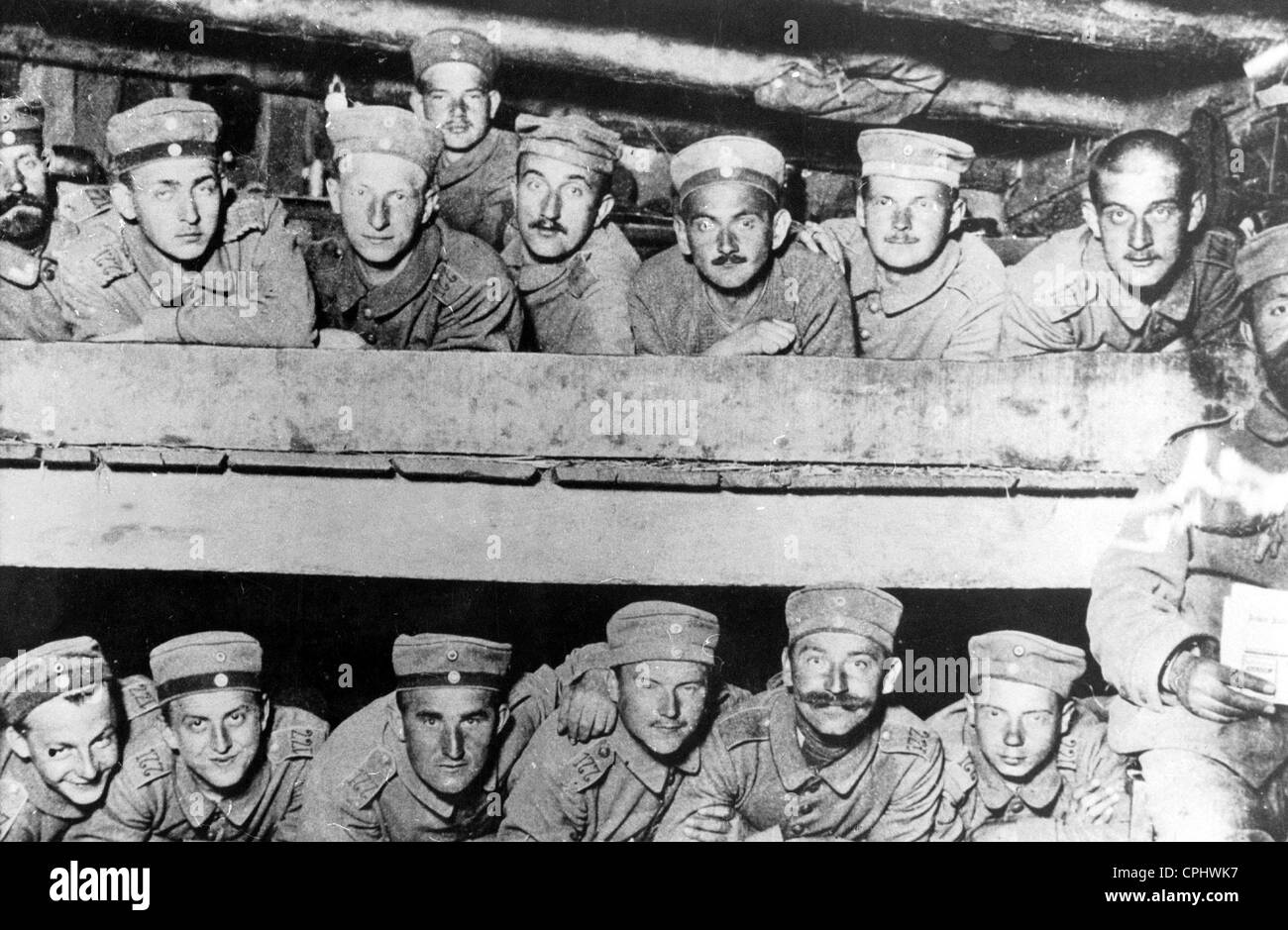 Deutsche Soldaten in einem Tierheim an der Westfront Stockfoto