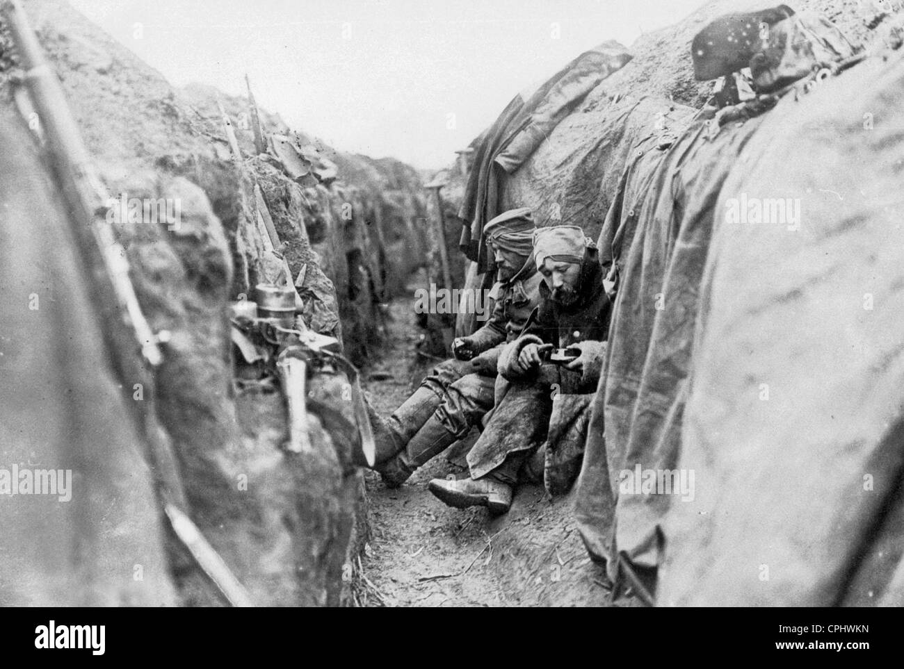 Deutsche Soldaten haben eine Mahlzeit in einem Graben, 1914 Stockfoto