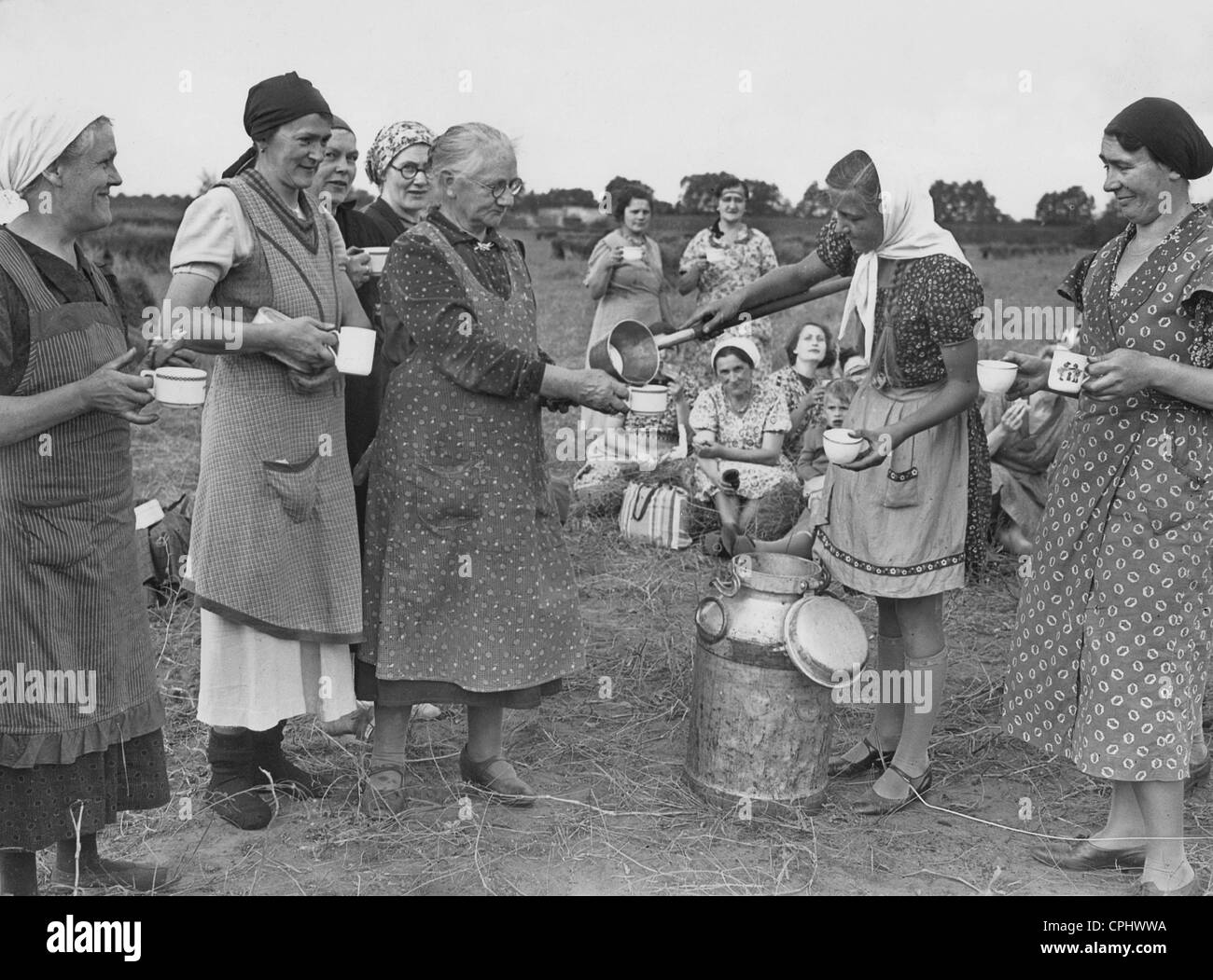 NS Frauenorganisation während der Flachs Ernte Stockfoto