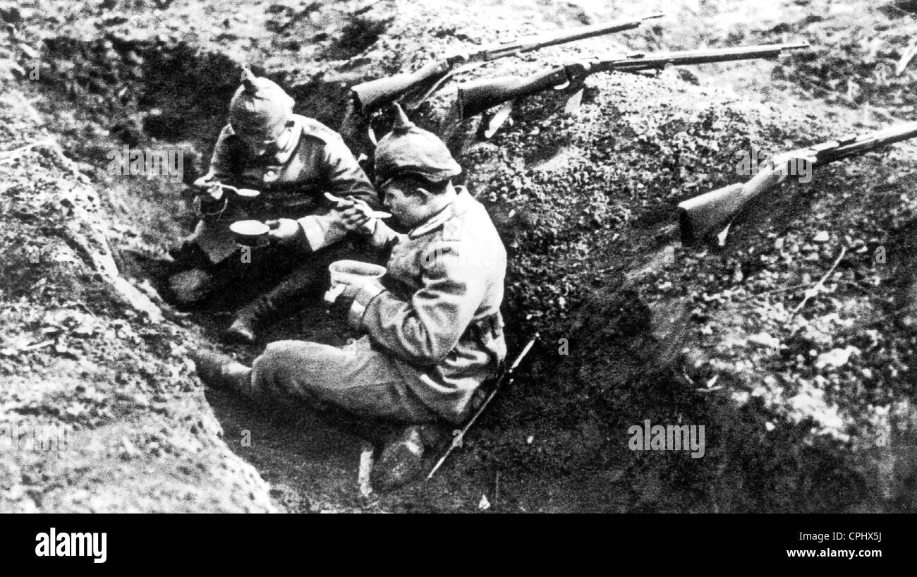 Deutsche Soldaten Essen in einem Graben, 1914 Stockfoto