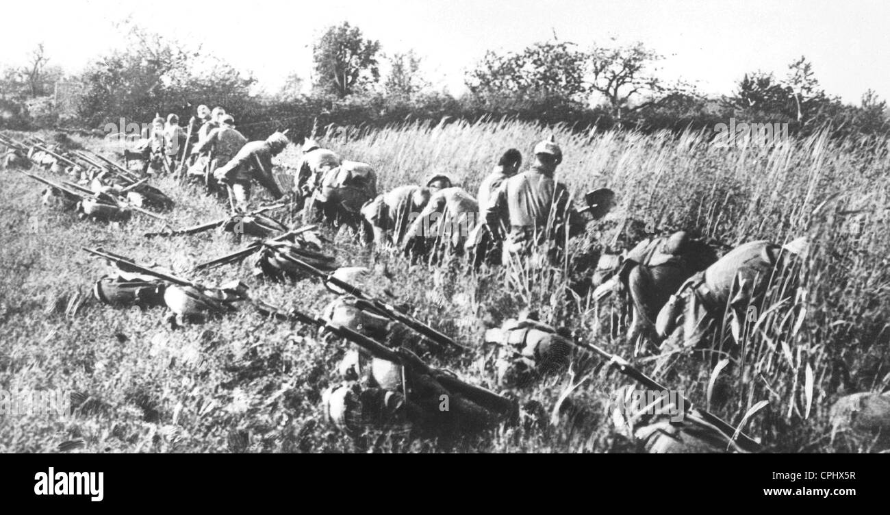 Deutsche Soldaten, die Errichtung eines Grabens, 1914 Stockfoto