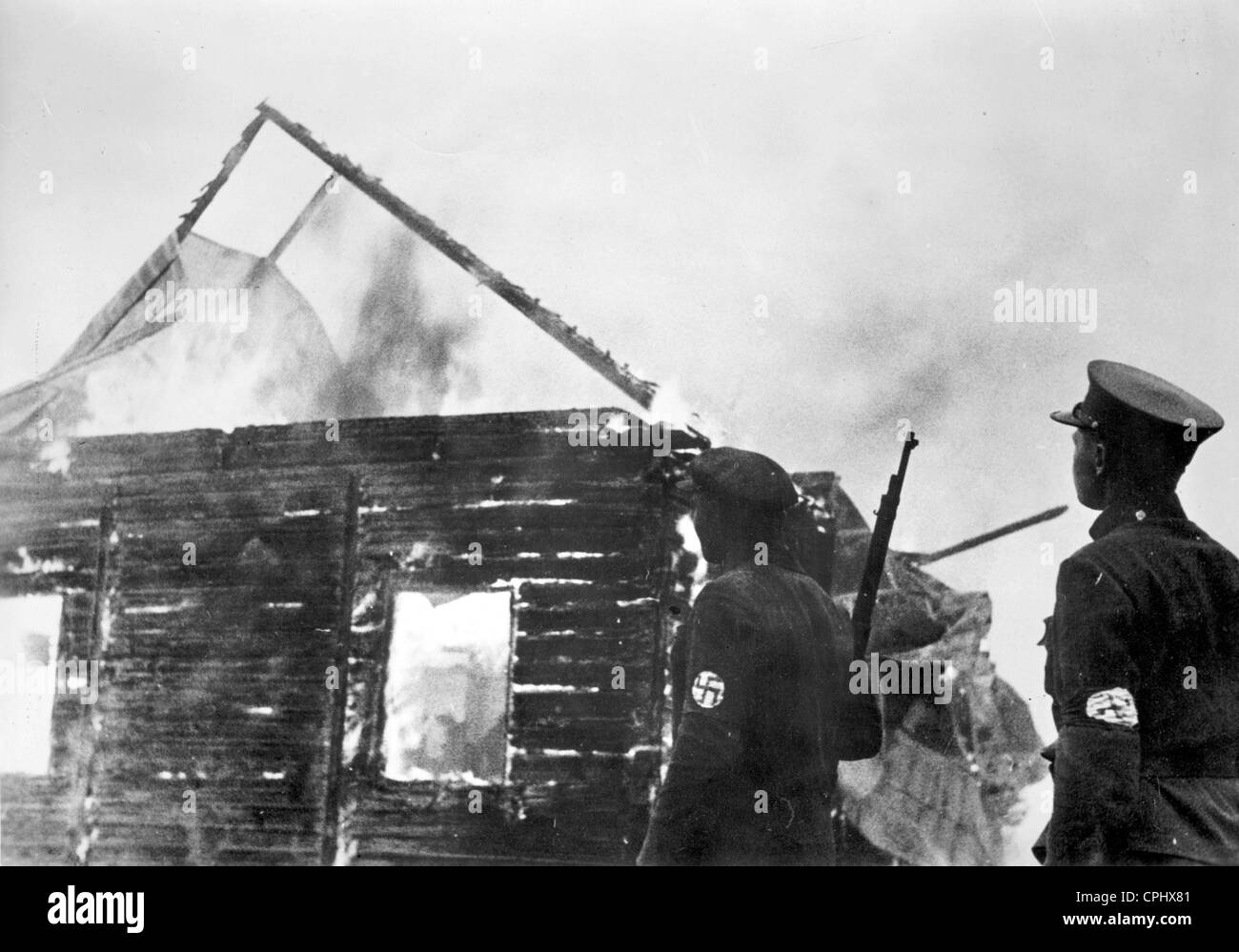 Bewaffnete Litauer vor einem brennenden Synagoge, 1941 Stockfoto