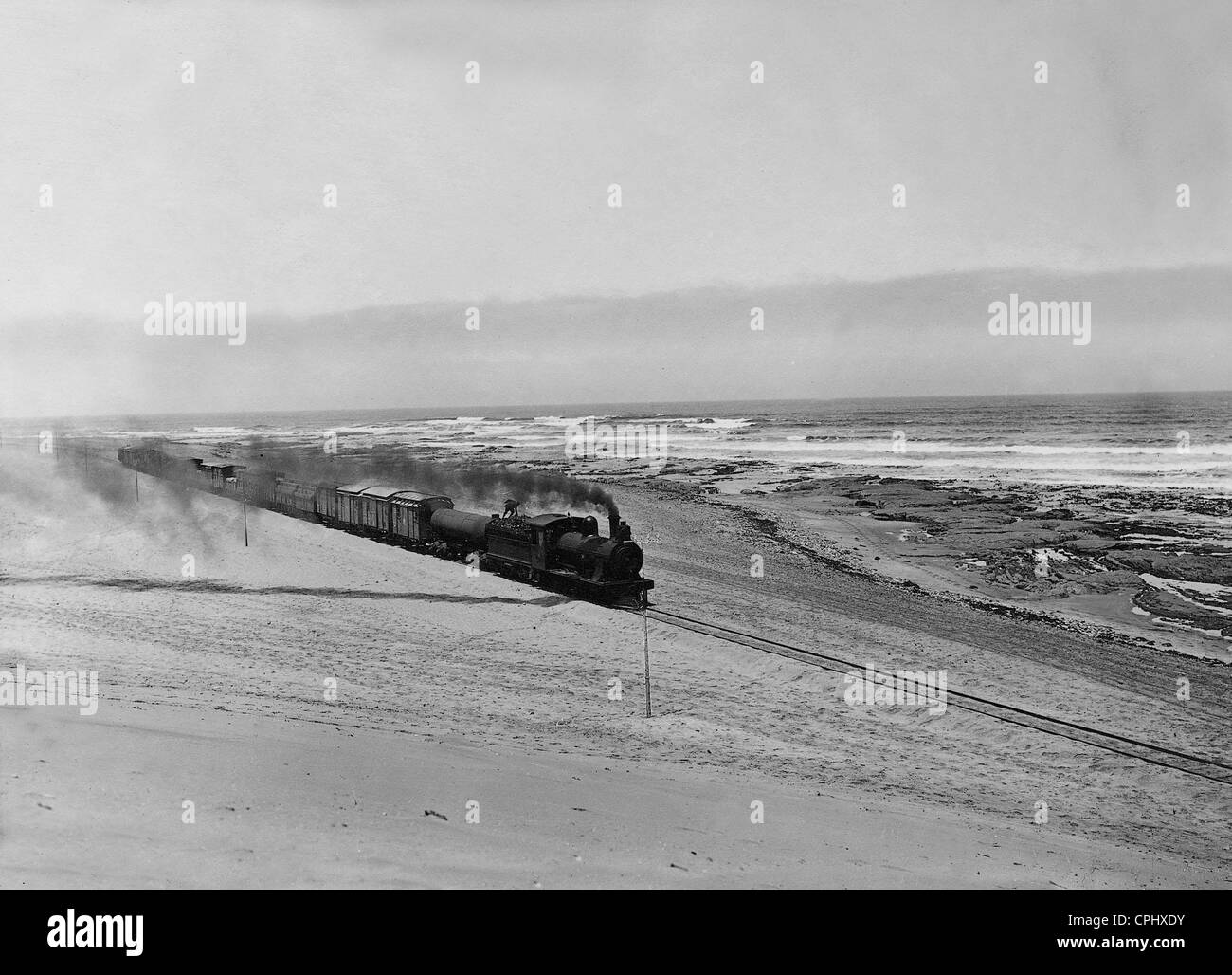 Bahnlinie am Atlantischen Ozean in der ehemaligen Deutsch-Südwest-Afrika, 1918 Stockfoto