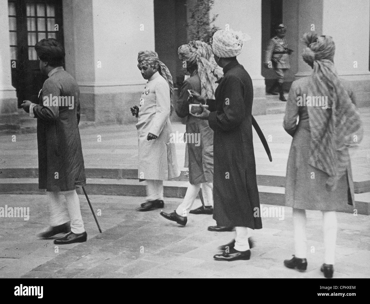 Maharaja von Kaschmir und der Maharaja von Jodhpur gehen zu einer Besprechung Stockfoto