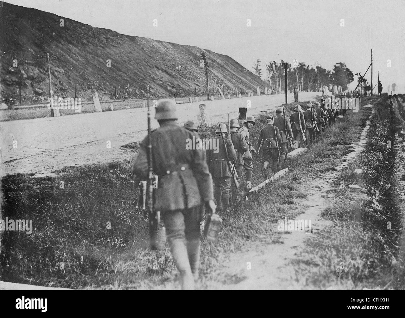 Reichswehr-Soldaten vor dem Angriff auf Nikischacht, 1919 Stockfoto