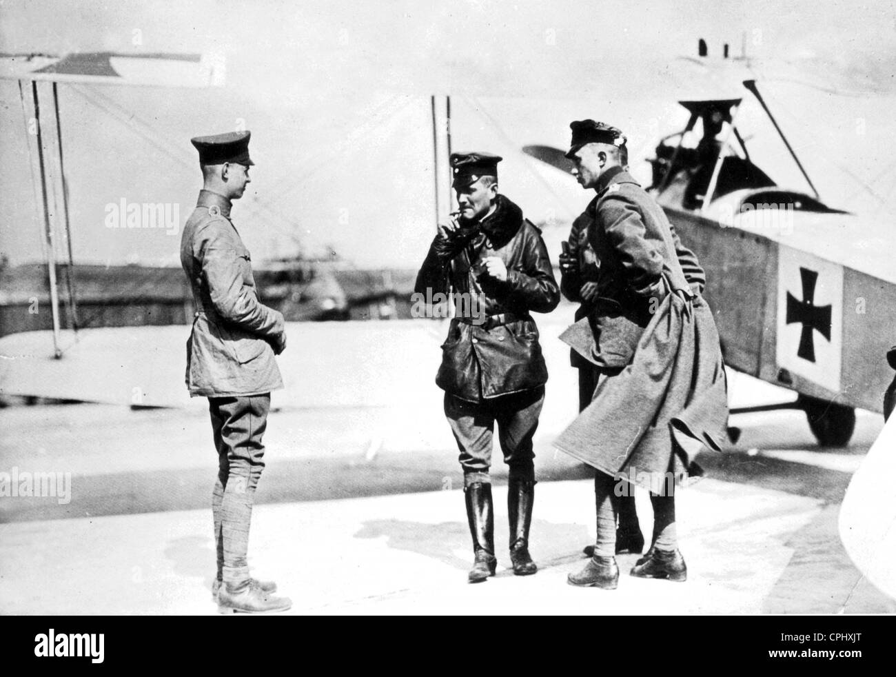 Manfred von Richthofen mit anderen Piloten, 1915 Stockfoto